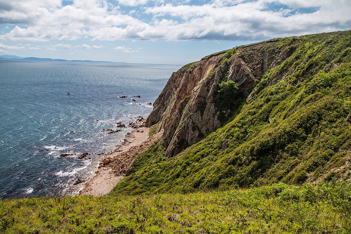 Вид на море с сопки, остров Путятин. Фото: Дмитрий Сигида (Wikimedia Commons)
