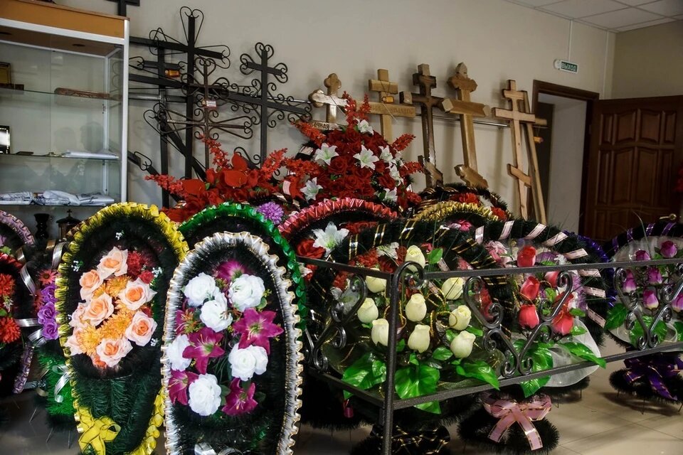 Ритуальные агенты готовы взять на себя всю ответственность за похороны за "кругленькую" сумму
Фото: Светлана МАКОВЕЕВА.