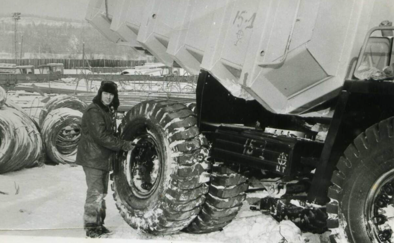 Фото автора. 80 годы двадцатого века. Протяжка колёс БелАЗ–540.
