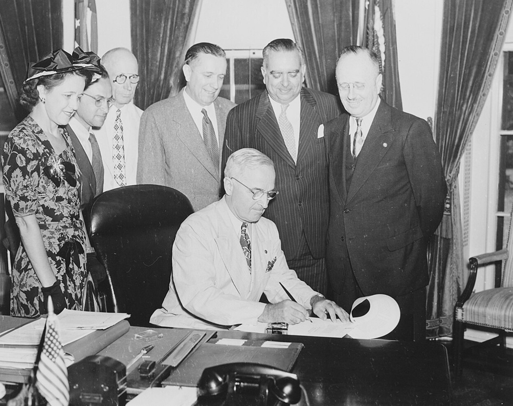 Гарри Трумэн в Овальном кабинете. Фото, сделанное в 1947 году. 