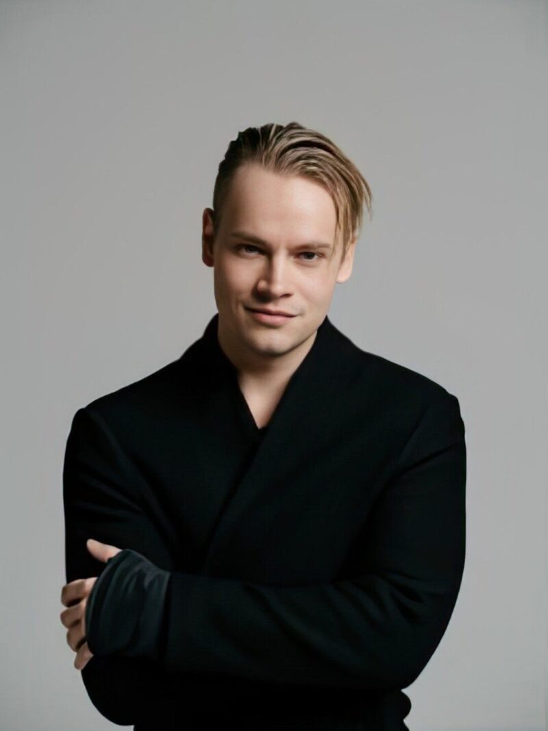    Ярослав Дронов, известный как SHAMAN, столкнулся с призывами изменить свой сценический псевдоним.