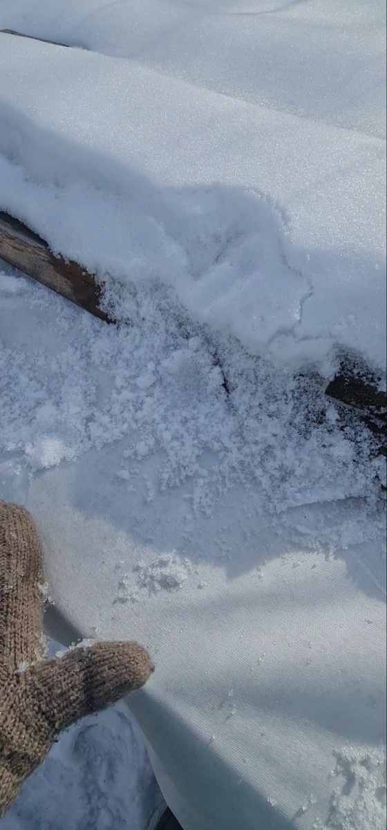 Тут ещё лежит немного снега 