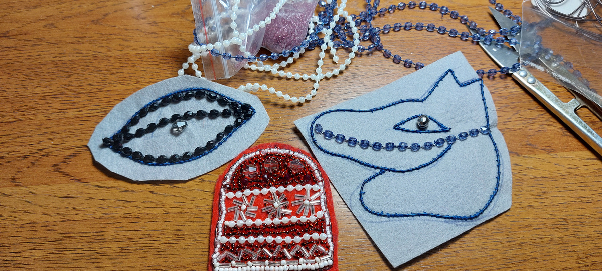 Процесс изготовления брошек: шапочка, глаз и лошадка.