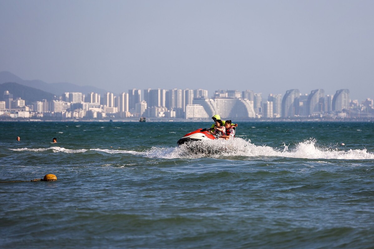  Провинция Хайнань. Санья. Катание на гидроцикле в Южно-Китайском море. © Олег Елков, ТАСС