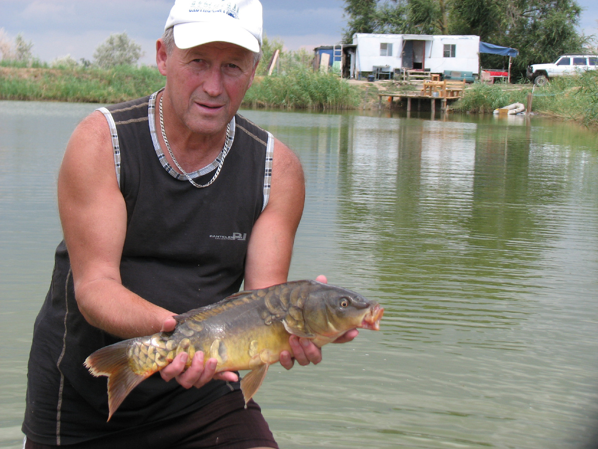 Автор с пойманным карпиком в этом водоеме...