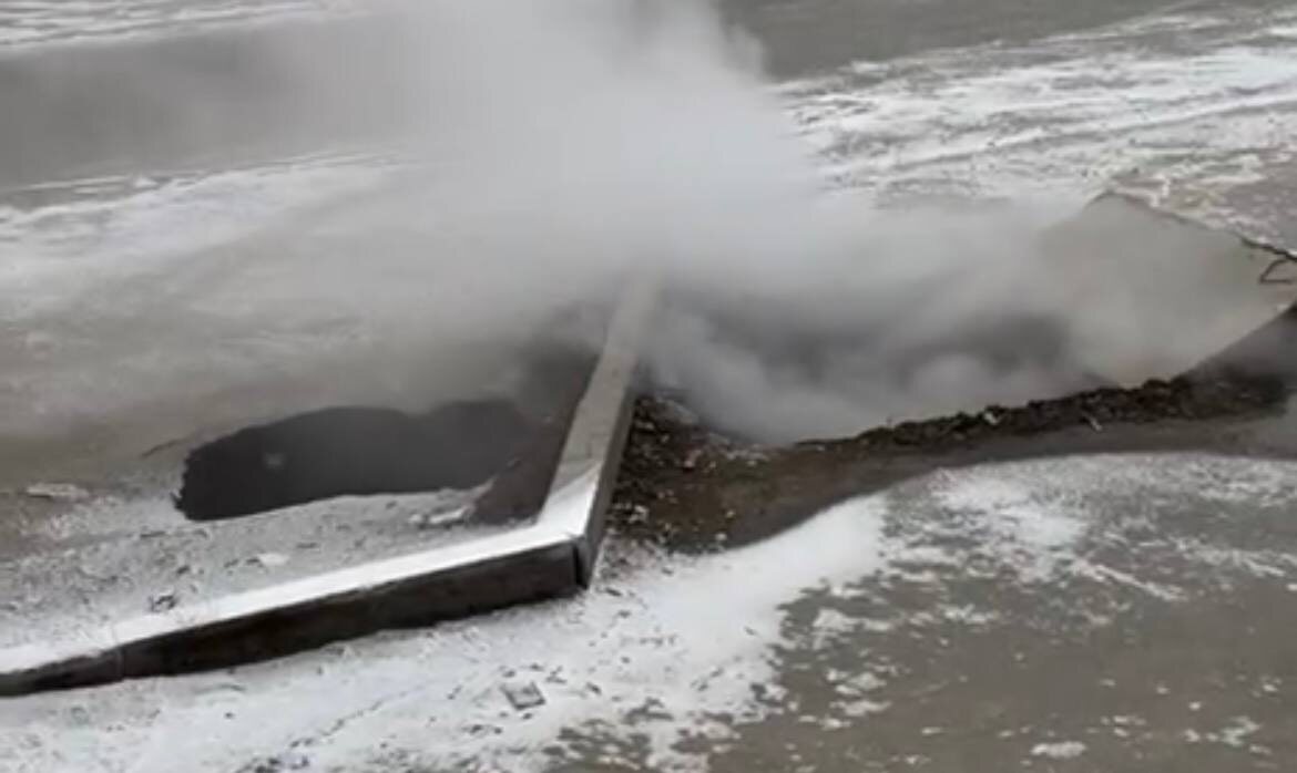    В Орске обвалился асфальт на ул. Ленинского Комсомола