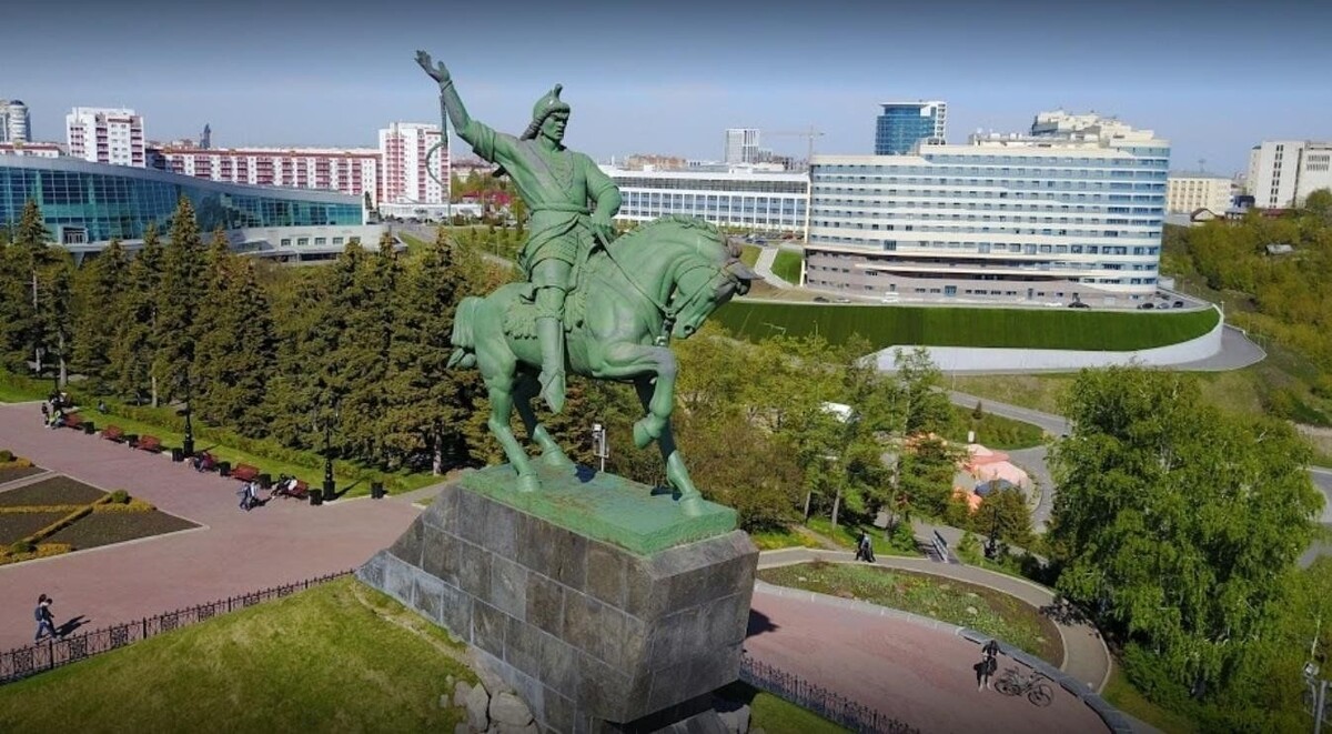 Высота конной статуи достигает 9,8 метра, а с учетом постамента 14 м.