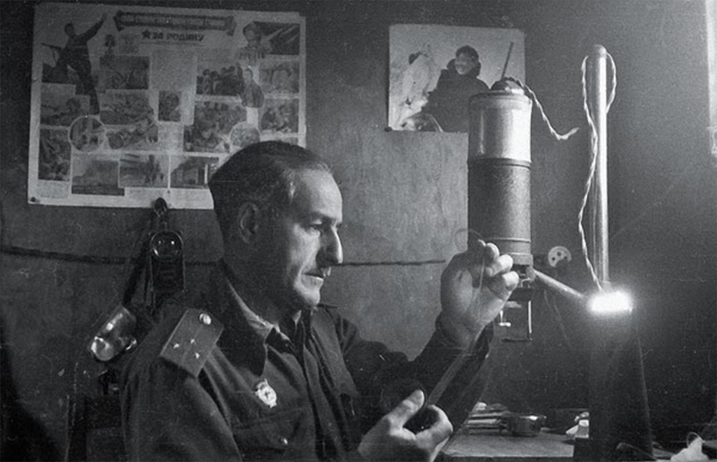 Липскеров Георгий Абрамович - — советский фотограф и кинодокументалист. В первые дни Великой Отечественной войны вступил в народное ополчение, участвовал в боях под Москвой. 16 января 1942 года был мобилизован и направлен фотокорреспондентом в армейскую газету «За Родину» 64-й армии. Липскеров был фоторепортёром армейской газеты «За Родину». Побывал на многих фронтах, снимал бои под Москвой, под Сталинградом, на Курской дуге. В августе 1943 года политуправлением 2-го Украинского фронта был прикомандирован к киногруппе Романа Кармена. С апреля 1944 года и до конца 1945 года проработал в армейской газете 52-й армии «Боевая красноармейская». Георгий Абрамович Липскеров является автором снимка пленённого немецкого фельдмаршала Паулюса в 1943 году.