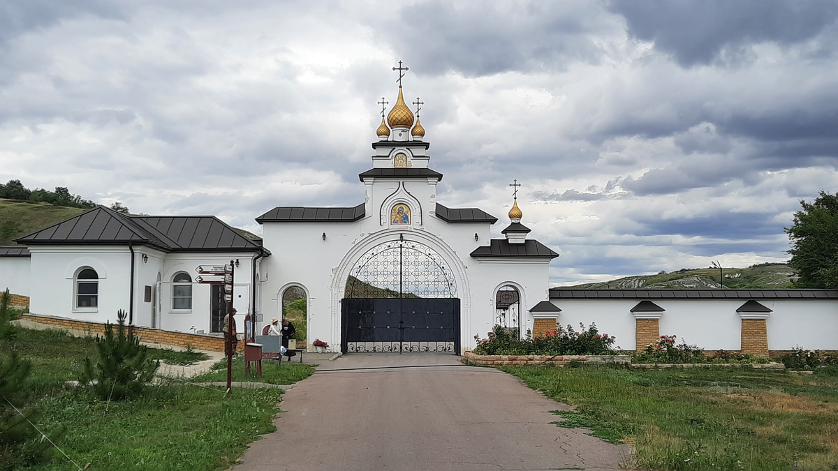 Село Костомарово. Ворота женского Спасского монастыря, вид снаружи. Следующая фотография - вид изнутри. В фотогалереях вы увидите еще несколько строений, относящихся к монастырю. Потом мы поднимемся по крутым ступенькам к монастырям.