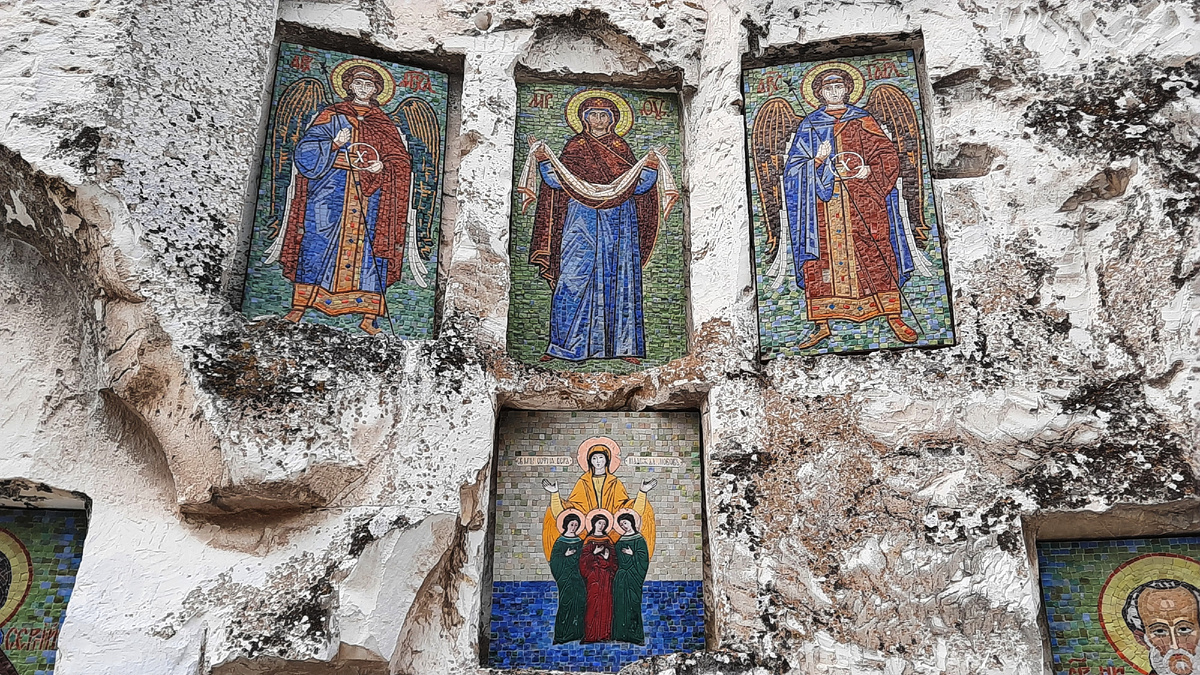 Здесь: внутреннее убранство монастырей