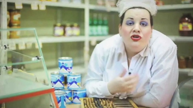 Как её звать - неизвестно. Пусть будет тётя Зина.