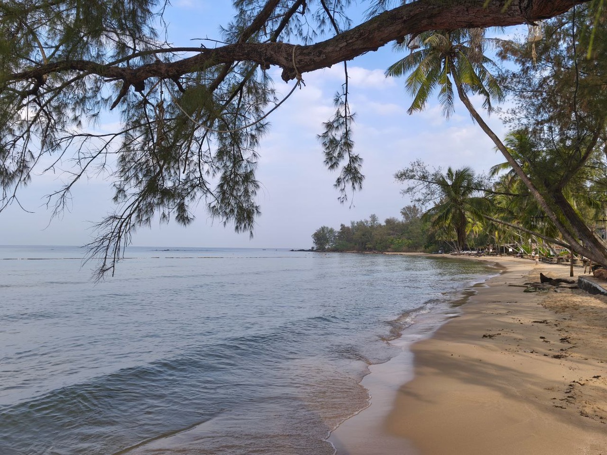 Пляж Ong Lang Beach (Онг Ланг Бич). Вид со стороны отеля Grand Ocean Bay.