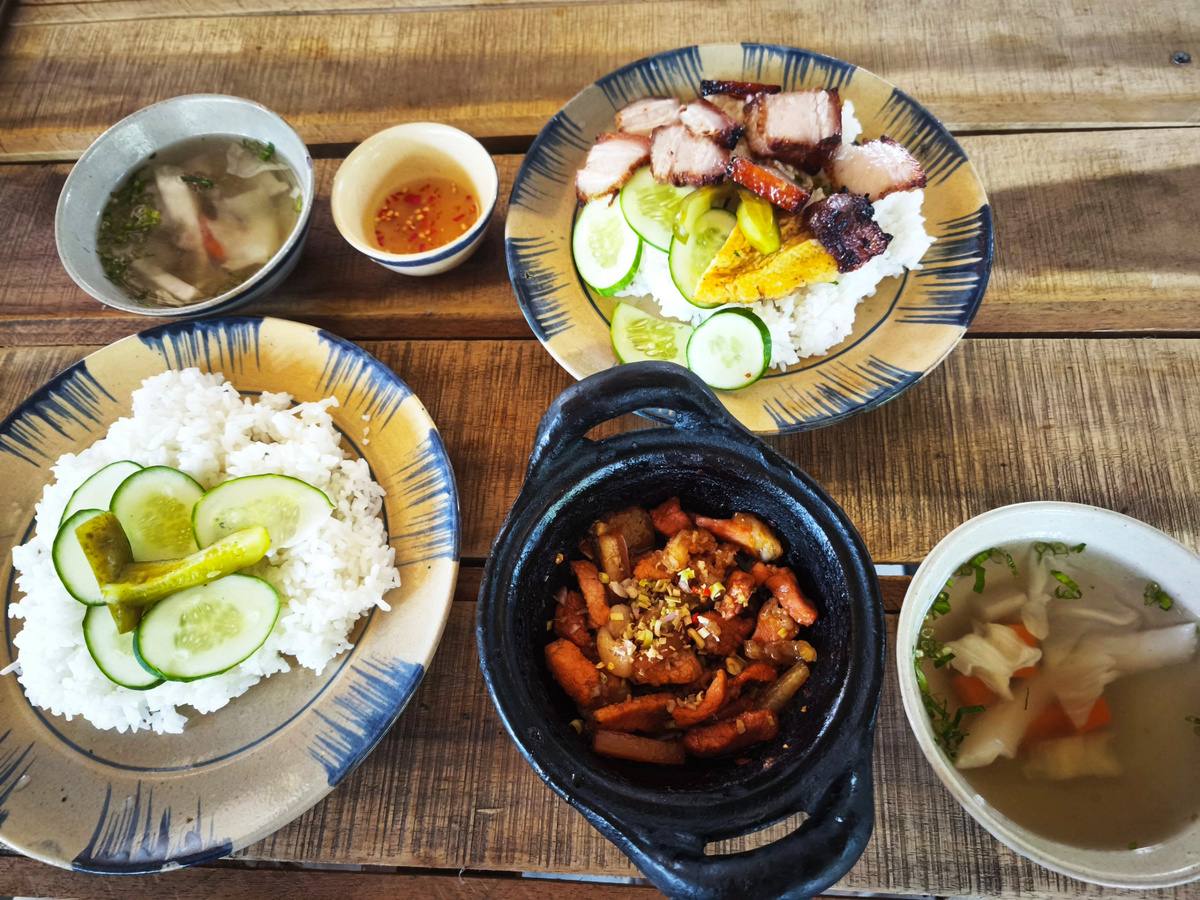 На фото два комплексных обеда - рис, мясо, супчик - в придорожном кафе "для местных" за 35 тысяч донгов.