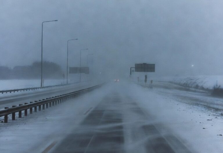    На востоке Оренбуржья из-за метели перекрыли несколько дорог Оренбуржье