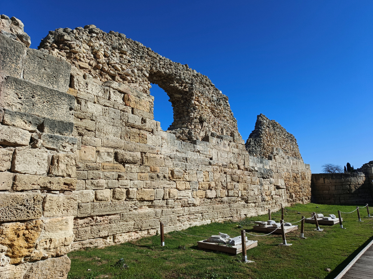 Херсонес. Стены древнего города 3 век до нашей эры. На пастоментах мраморные колонны. 