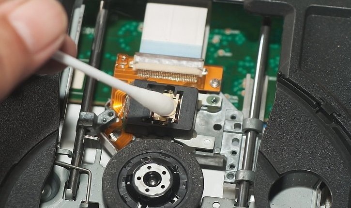 Чистка лазерной линзы.