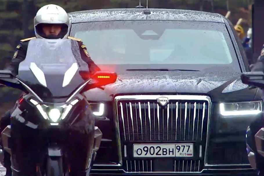 Электромотоциклы Aurus Merlon сопровождают кортеж президента РФ. / Ruptly/ RG.RU  📷
