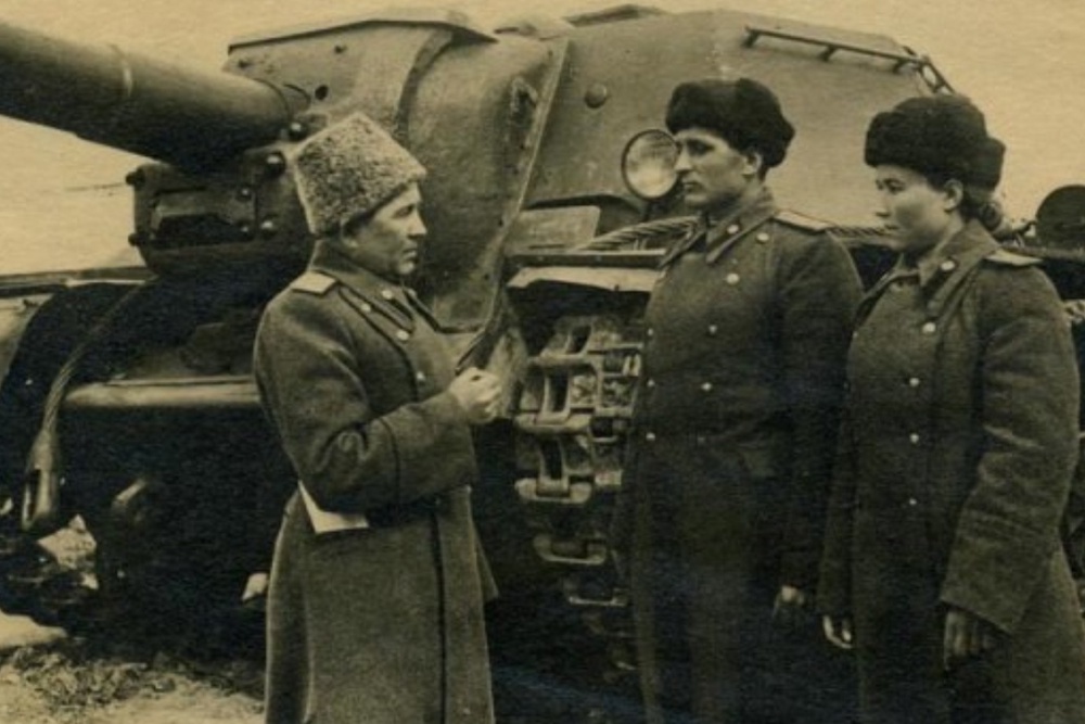    Начальник Челябинского танкового училища Алексей Казаков и курсанты Иван и Александра Бойко. Ноябрь 1943 г. / Архив Игоря Ковшова