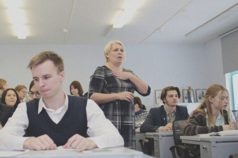    Иллюстрация к материалу: ЕГЭ останется прежним: что это значит для выпускников и родителей