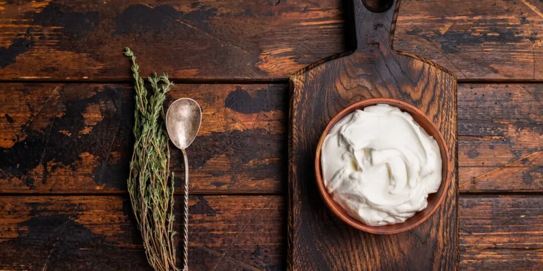 Не спешите выливать: для чего еще можно использовать кислое молоко