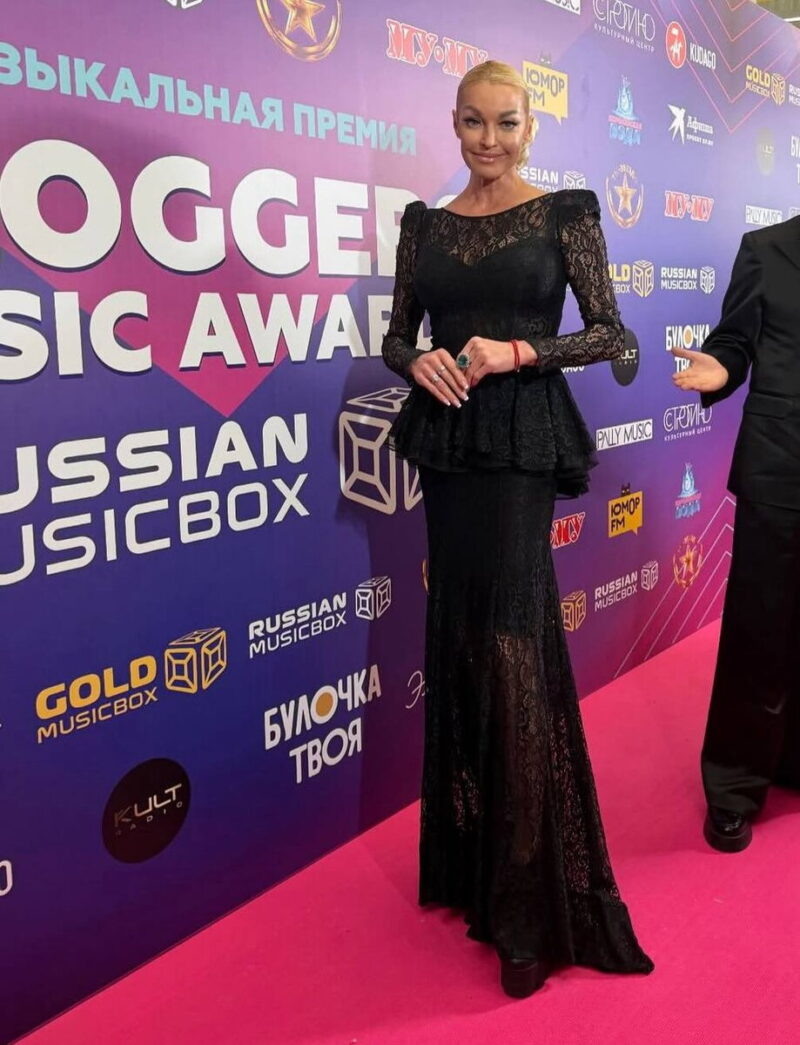    Даже после сложнейшей операции артистка не утратила своей грации и стойкости духа.