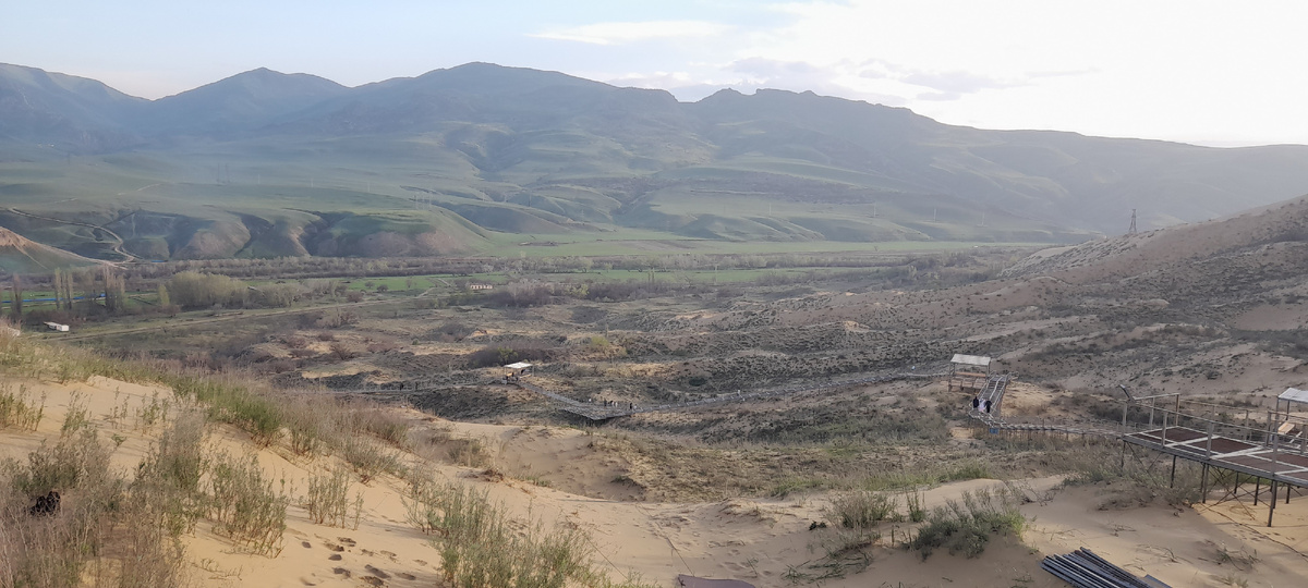 Долина и горы впечатляют.