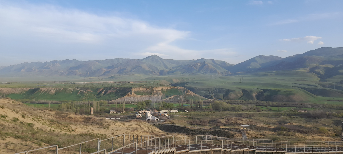 Забирались на бархан по металлическим лестницам около 15-20 минут. Без воды не рекомендую идти. Мы брали две 1.5-литровые бутылки на четверых. 