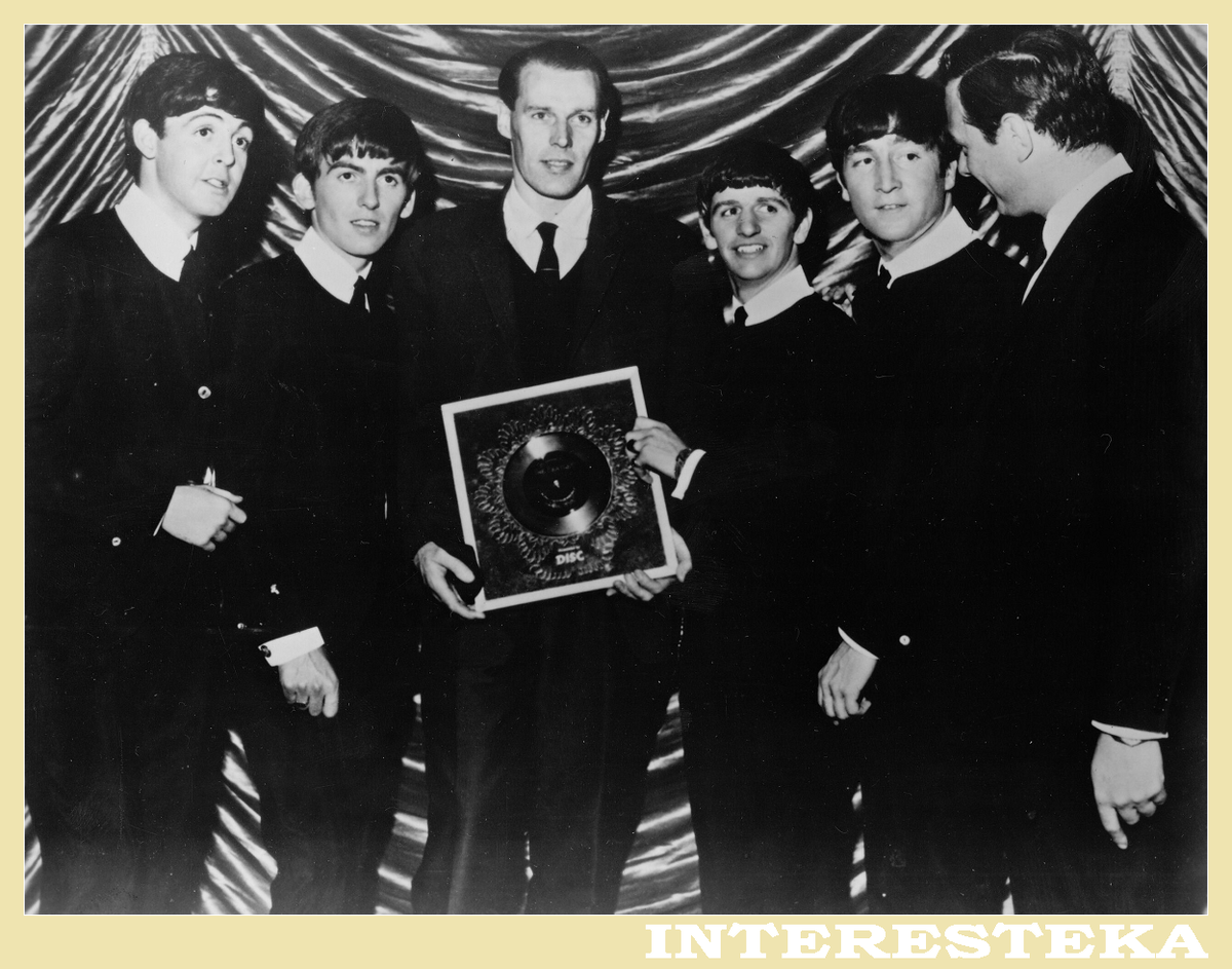 1963.05.18. Рядом с ''The Beatles'' при вручении группе серебряного диска за сингл ''From Me To You'' в зале ''Adelphi Cinema'' (г.Слоу) - саунд-продюсер группы Джордж Мартин и менеджер группы Брайан Эпштейн.