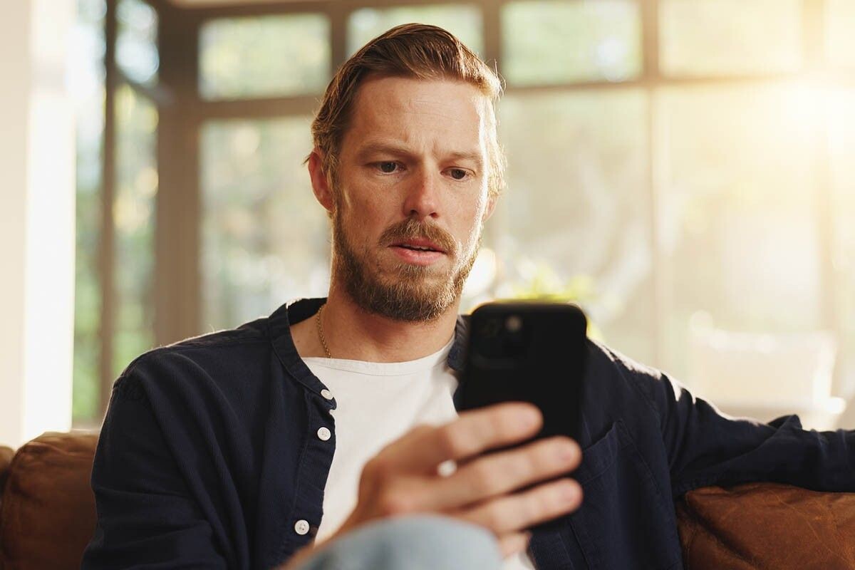 Эмоциональная зависимость — одна из причин, почему люди сохраняют пару после предательства. Источник: PeopleImages / Shutterstock / FOTODOM