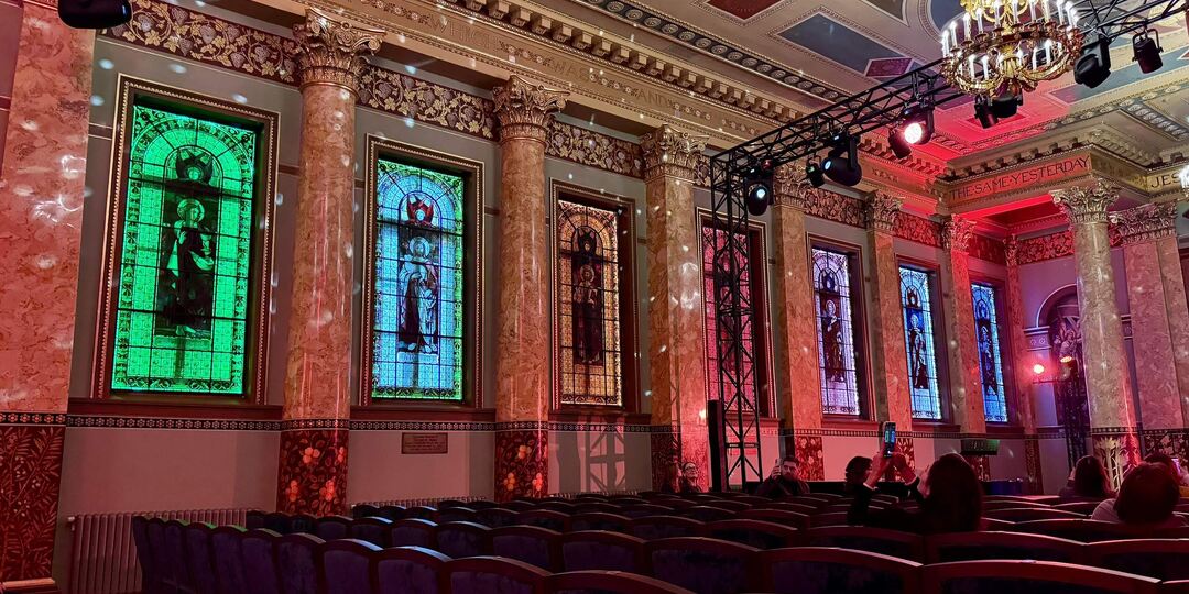 Из английской церкви в музыкальный театр.