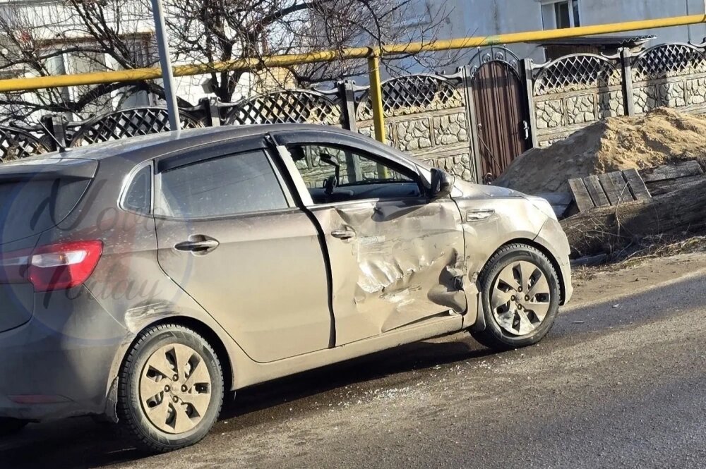    У иномарки повреждена боковая часть. Фото: Telegram.