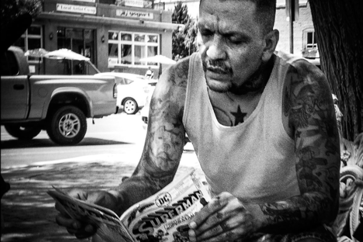 С детства нас приучили: теории заговора — удел маргиналов, а нормальные люди доверяют официальным версиям и институтам