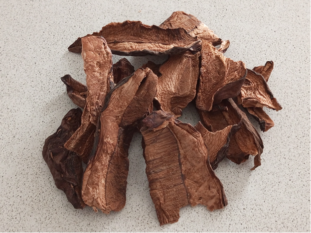 На фото белые грибы, кусочки разломила на две части.