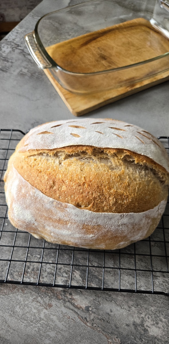 Иногда я остужаю свой хлеб просто на решётке, положив её на стол. Но чаще я ставлю на стол кондитерский резак, затем решётку, а уж потом укладываю на неё хлеб. Таким образом создаётся бОльший доступ воздуха ко всем сторонам горячего хлеба.