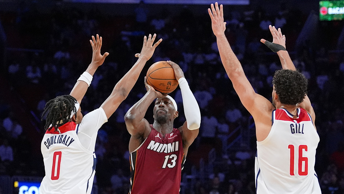   Rebecca Blackwell / AP- Игрок «Майами Хит» Бэм Адебайо (№13)