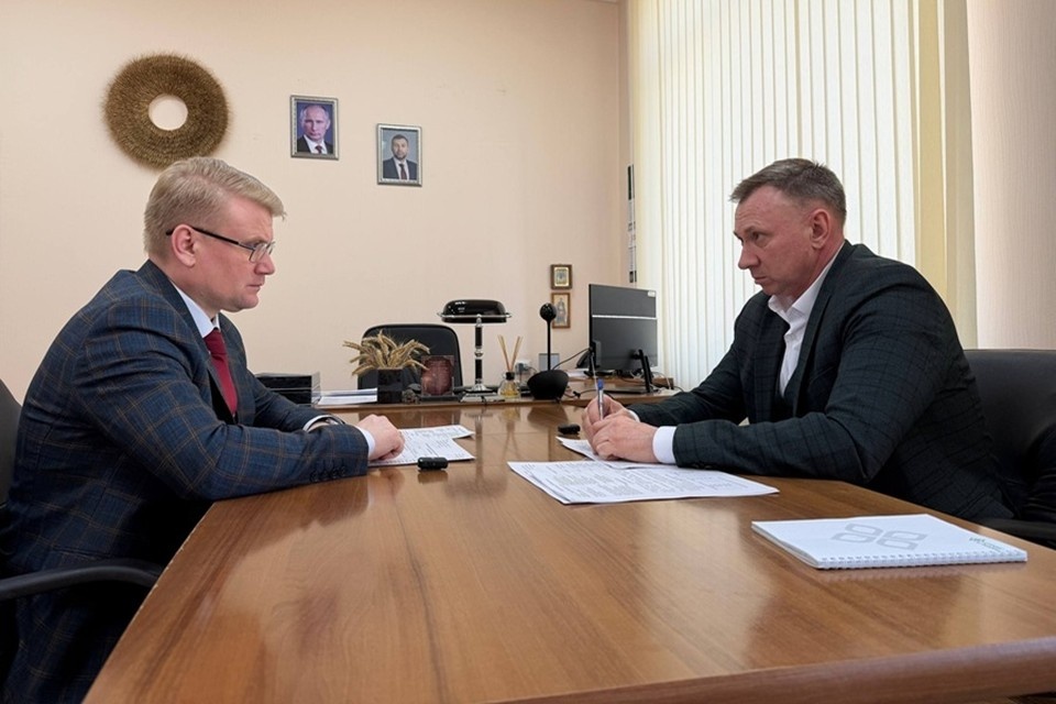    Глава Минсельхоза ДНР заслушал доклад исполняющего обязанности руководителя предприятия «Аграрный Донбасс». Фото: ТГ/Крамаренко