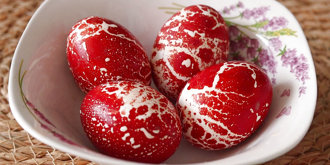 Каждый год крашу яйца на Пасху разными способами. Подобрала 3 самых интересных варианта