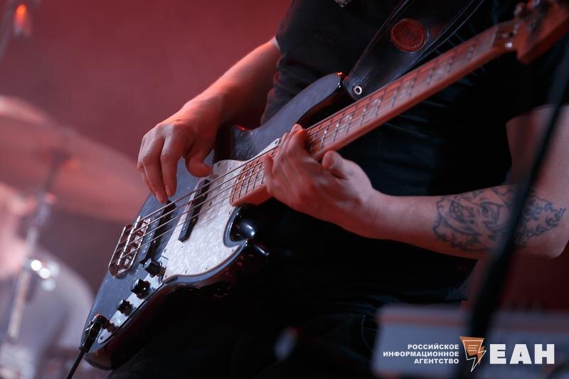    ЕАН / Гитарист на сцене