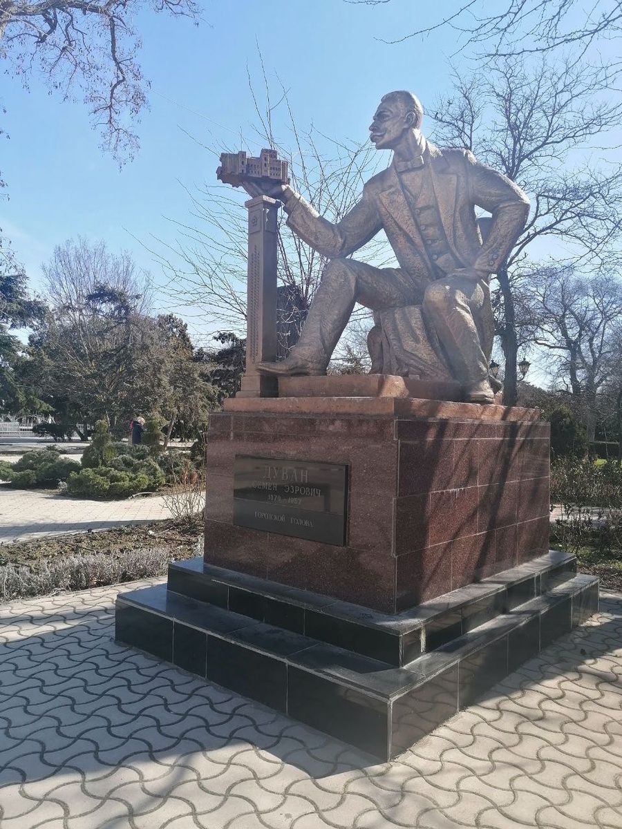Памятник Дувану Семену Эзровичу, городскому голове. При нем город преобразился: появилось электрическое освещение и трамвай.   