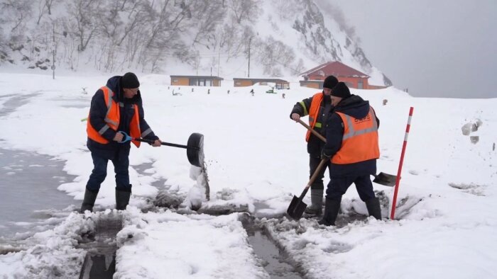 Мокрый снег ещё и страшно тяжёлый / фото: пресс-служба администрации Петропавловска-Камчатского