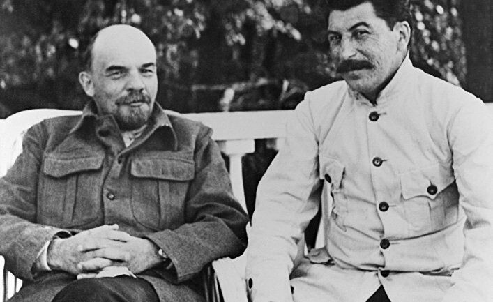 И всё-таки лукавый взгляд у Ильича...