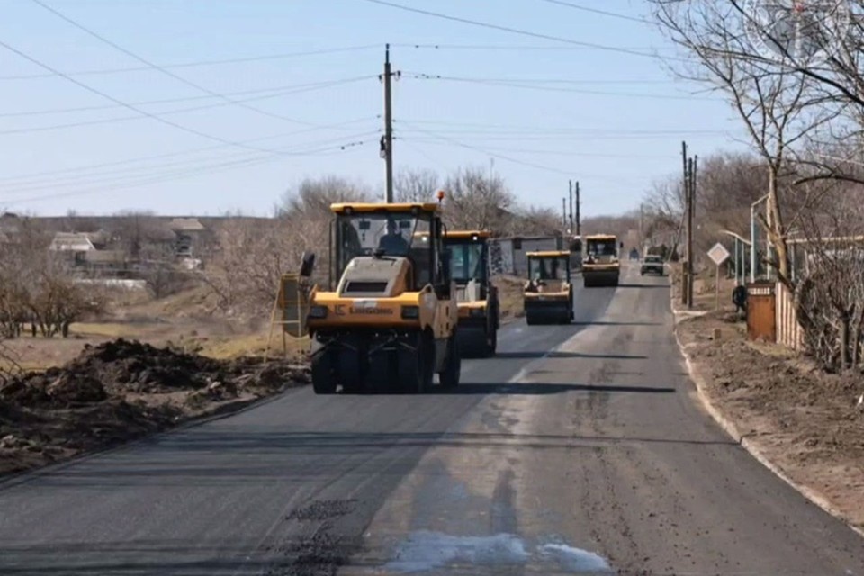    В ДНР уложили первый в 2026 году асфальт на дорогах Республики. Фото: ТГ/Бондаренко