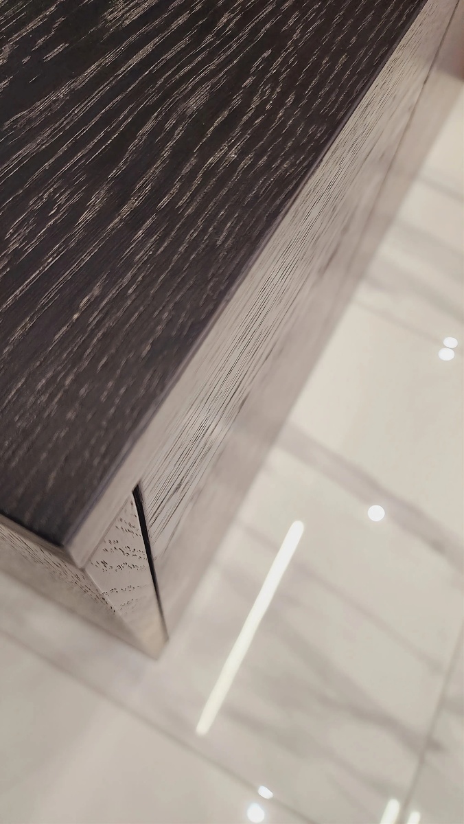 Авторская тумба из шпона ясеня с чёрной тонировкой, латунными ручками собственного дизайна и каркасом из массива дуба, производство Лиговмебель, Санкт-Петербург