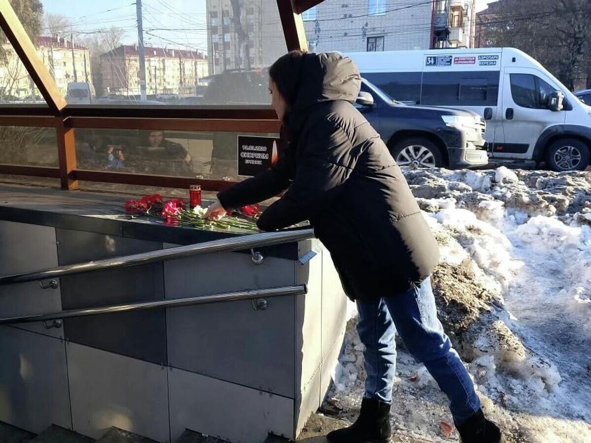    Жители Брянска несут цветы на место ракетного удара ВСУ | © РИА Новости