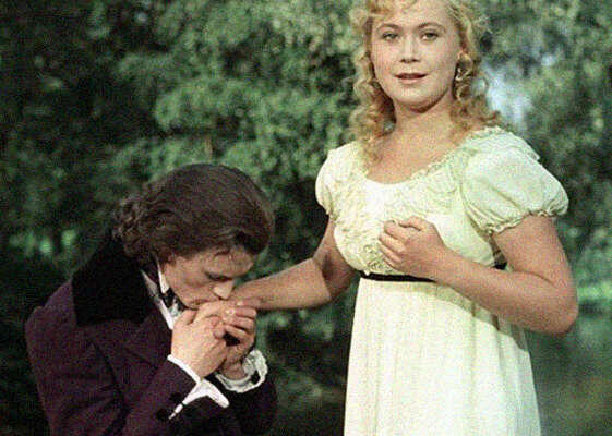 Актеры Игорь Озеров (в роли Владимира Ленского) и Светлана Немоляева (в роли Ольги Лариной) в фильме «Евгений Онегин» (1958) / Ленфильм   📷