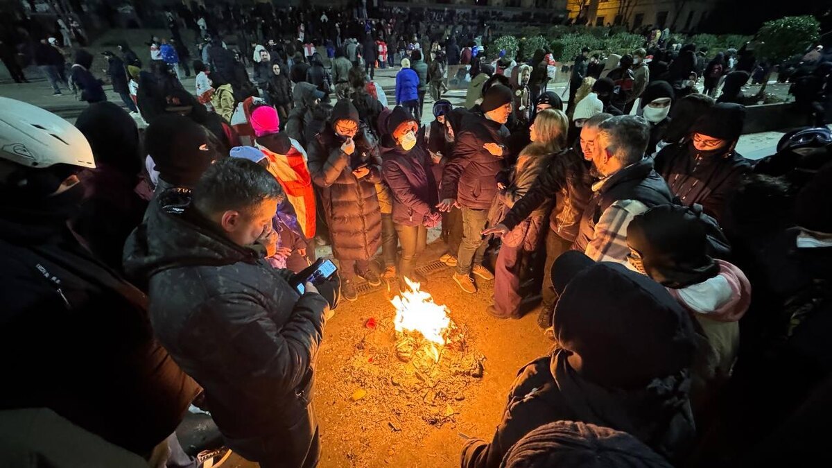 Протесты оппозиции и активистов проевропейских сил на проспекте Руставели.