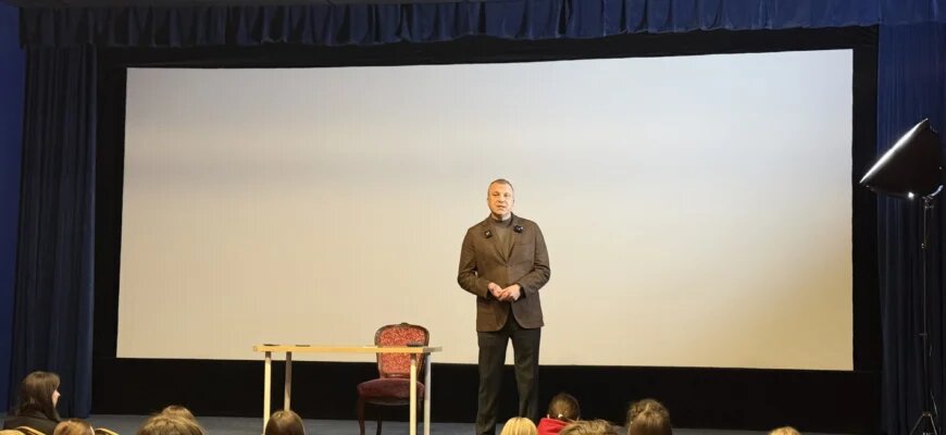    Телеведущий Евгений Попов. Обложка для новости для сайта Школы журналистики имени Владимира Мезенцева Анастасия Ковалёва