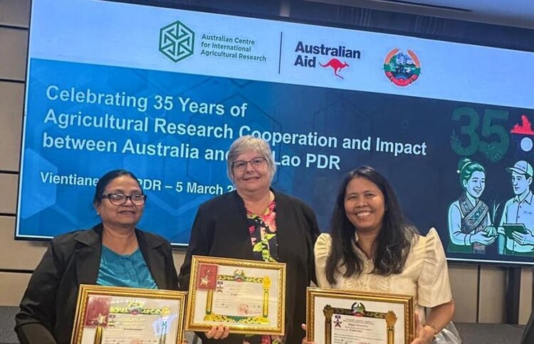 Д-р Гомати Паланиаппан, профессор Джеки Митчелл и д-р Джоана Опена в Вьентьяне, где им вручил награды его Пол Линкхэм Дуангсаван, министр сельского хозяйства и окружающей среды Лаосской Народно-Демократической Республики. Источник фото: NAFRI.📷    Прямой посев риса в Лаосе и Камбодже неприятно удивил фермеров нашествием сорняков

