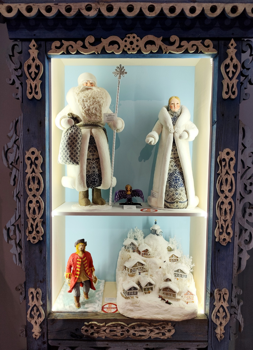 Современные ватные игрушки производства артелей России. Наличники, которые используются для экспозиции -  это настоящие наличники деревенской избы из Рязанской области