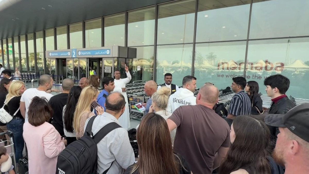    ОАЭ Дубай аэропорт пассажиры толпа